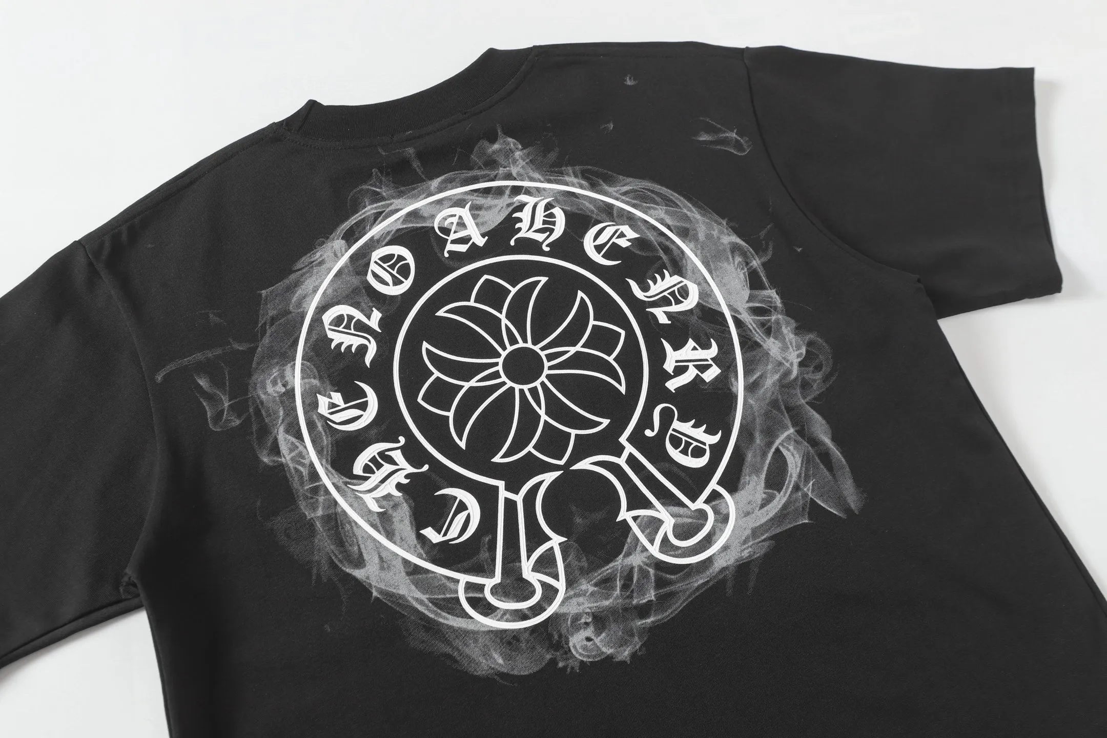 🅿️170 CH/Cro Heart 25ss front and back logo printed logo round neck short sleeves. Fabric: Made of 280g double yarn smooth fabric, high temperature pre-shrunk. The weight is up to 300g. It is equipped with 1x1 thread in the same cylinder. It is not easy to deform after repeated washing. Workmanship: positioning and cutting, oversize loose version, imported glue dot printing. Accessories: original supporting accessories. Color: black white Size: XS-L